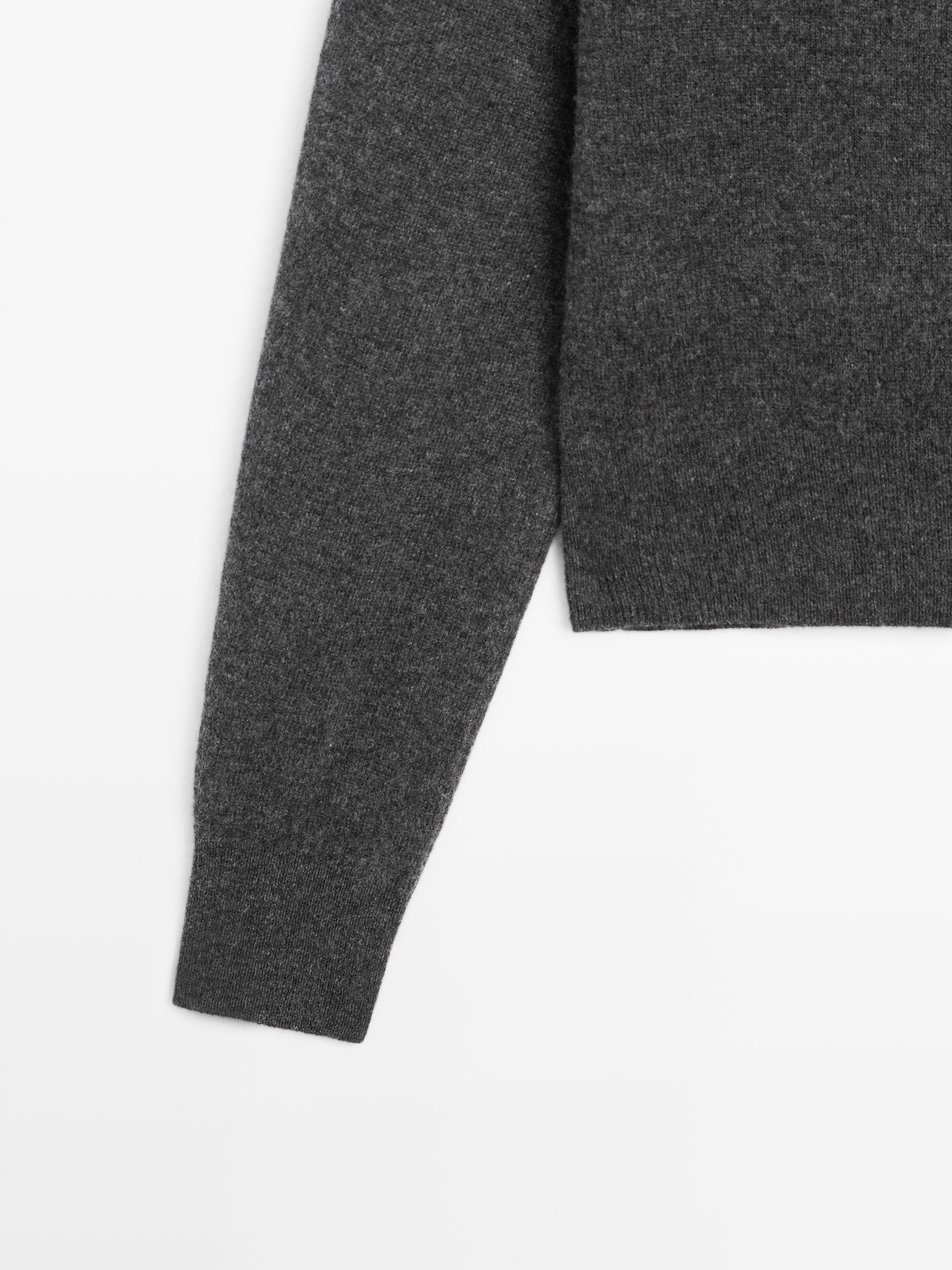 Short knit cardigan with raglan sleeves